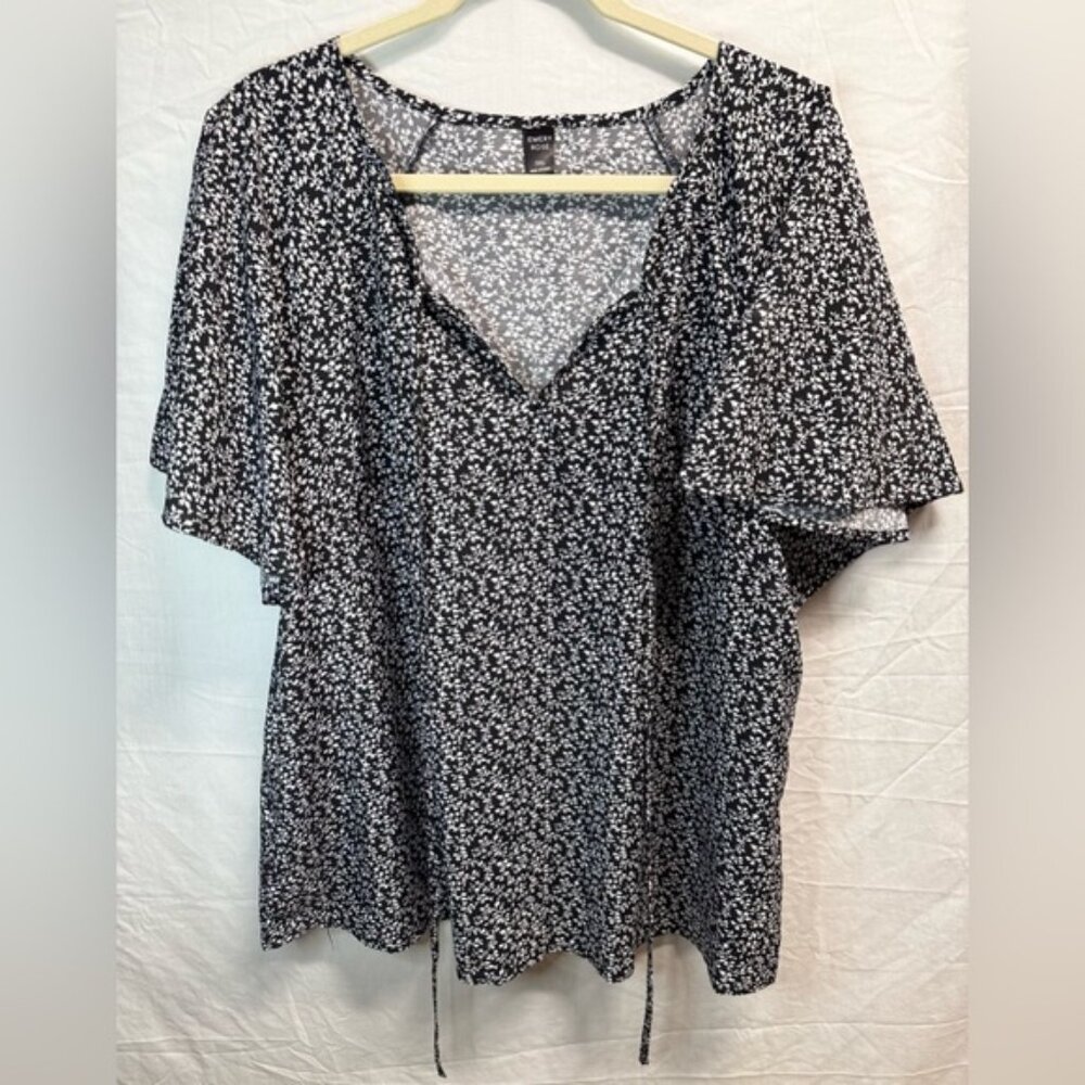 Emery Rose | Black & White Floral Flutter Sleeve Top | Size 3X